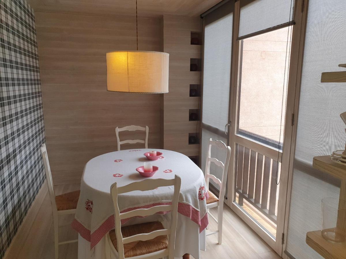Apartamento Los Valles Хака Екстер'єр фото